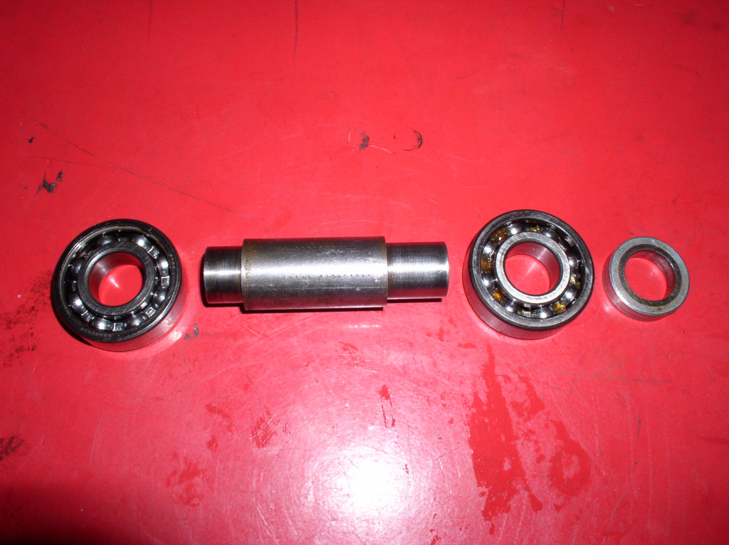 Moto Guzzi 850 T rear wheel bearing and spacer setup.