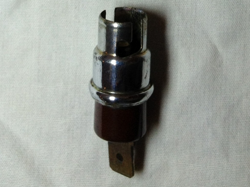 Single terminal socket (Style B).