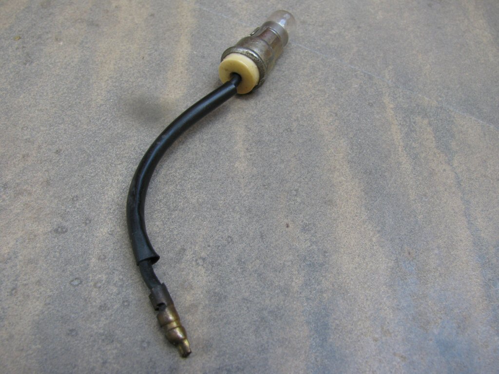 Single terminal socket with lead wire (Style C).