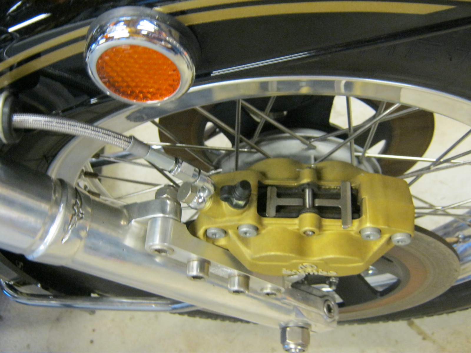 Disc brake configuration using 4 piston calipers. Applicable to Moto Guzzi V700, V7 Special, Ambassador, 850 GT, 850 GT California, Eldorado, and 850 California Police models.