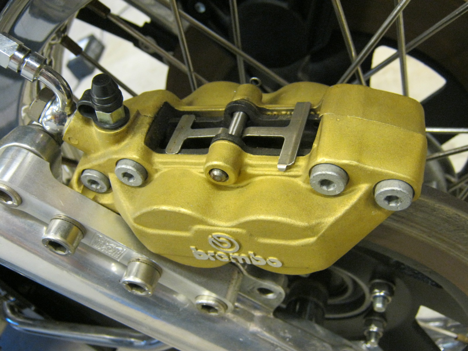 Disc brake configuration using 4 piston calipers. Applicable to Moto Guzzi V700, V7 Special, Ambassador, 850 GT, 850 GT California, Eldorado, and 850 California Police models.