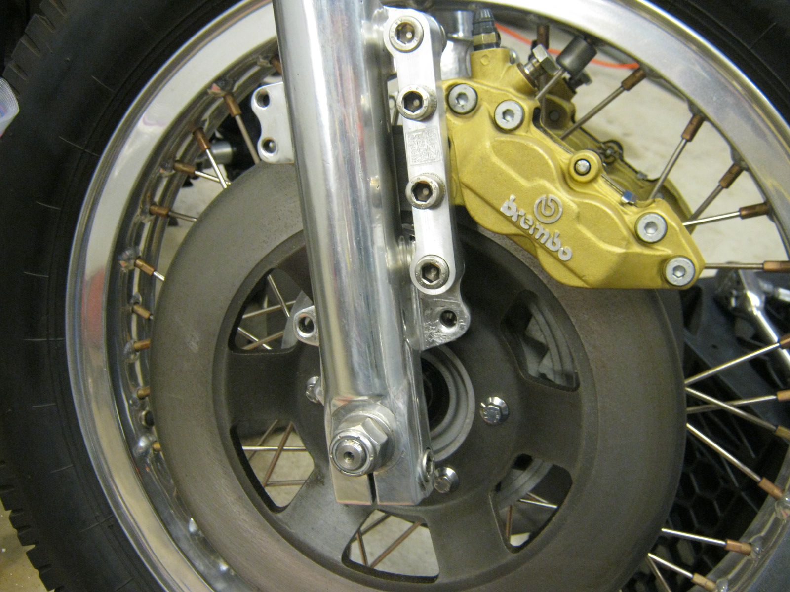 Disc brake configuration using 4 piston calipers. Applicable to Moto Guzzi V700, V7 Special, Ambassador, 850 GT, 850 GT California, Eldorado, and 850 California Police models.