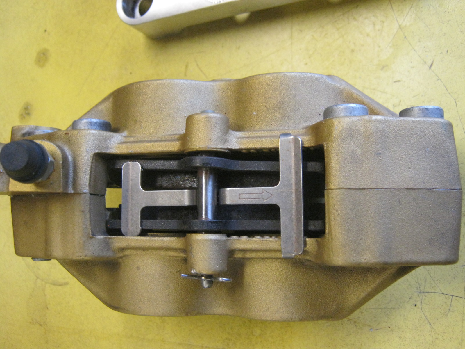 Disc brake configuration using 4 piston calipers. Applicable to Moto Guzzi V700, V7 Special, Ambassador, 850 GT, 850 GT California, Eldorado, and 850 California Police models.