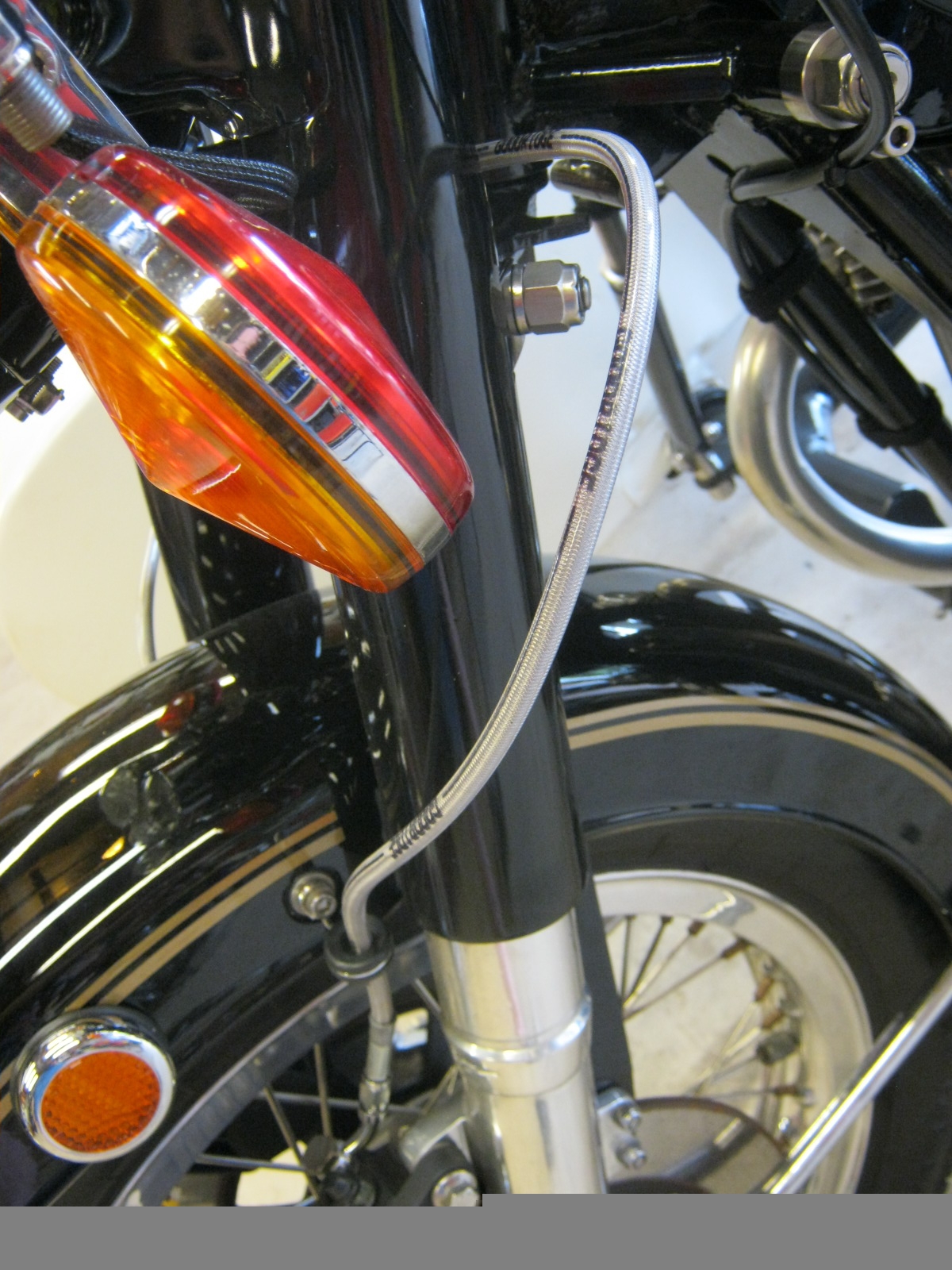 Disc brake configuration. Applicable to Moto Guzzi V700, V7 Special, Ambassador, 850 GT, 850 GT California, Eldorado, and 850 California Police models.