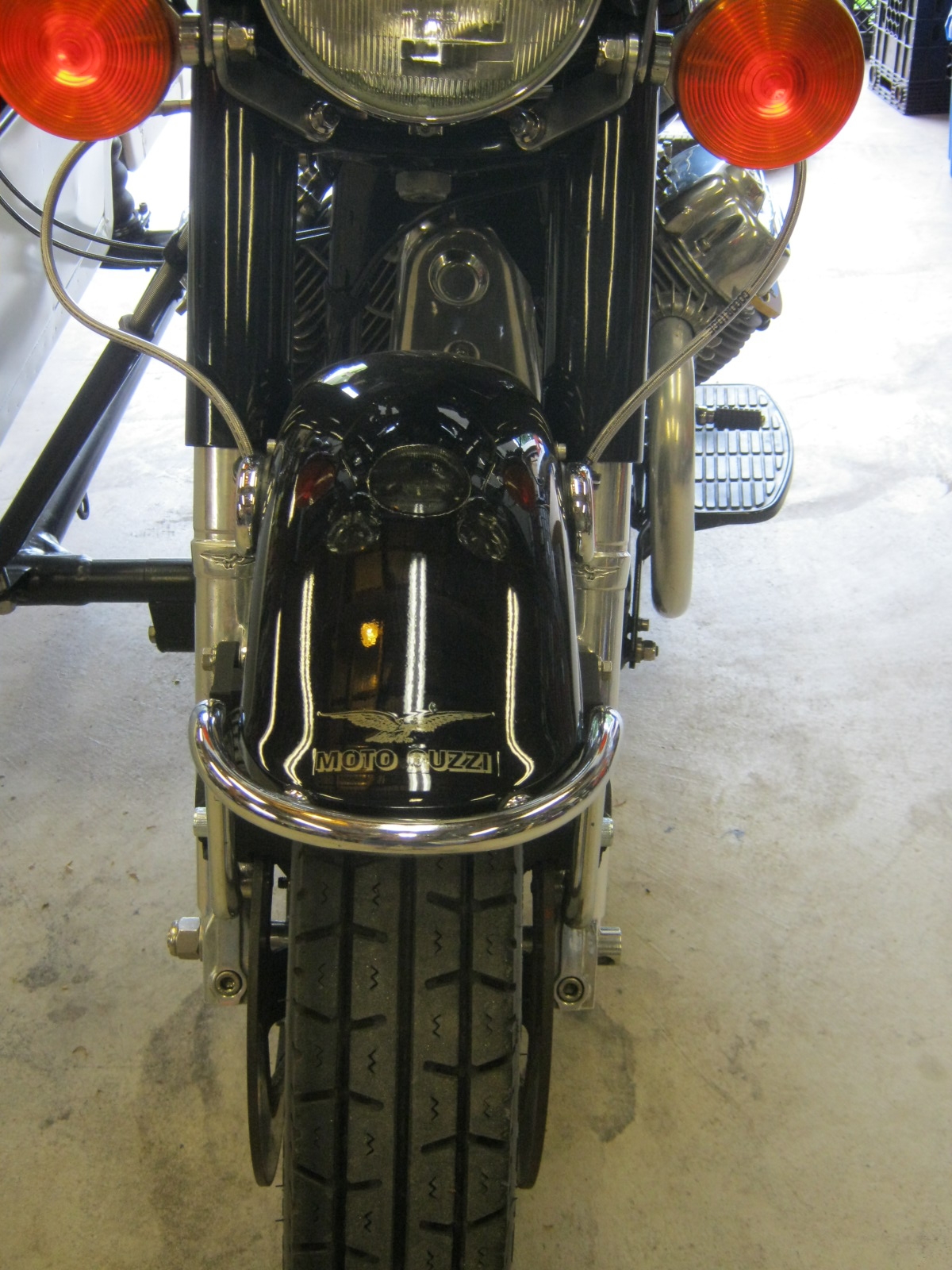 Disc brake configuration. Applicable to Moto Guzzi V700, V7 Special, Ambassador, 850 GT, 850 GT California, Eldorado, and 850 California Police models.