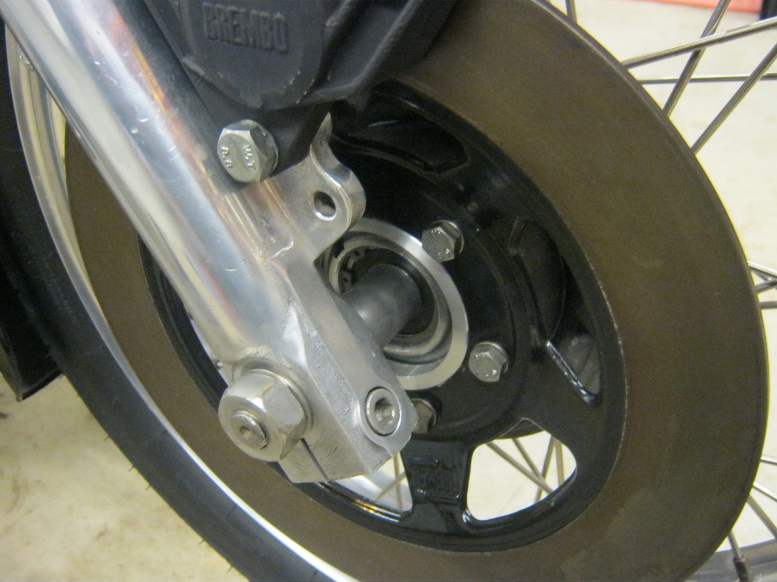 Disc brake stockish configuration. Applicable to Moto Guzzi V700, V7 Special, Ambassador, 850 GT, 850 GT California, Eldorado, and 850 California Police models.