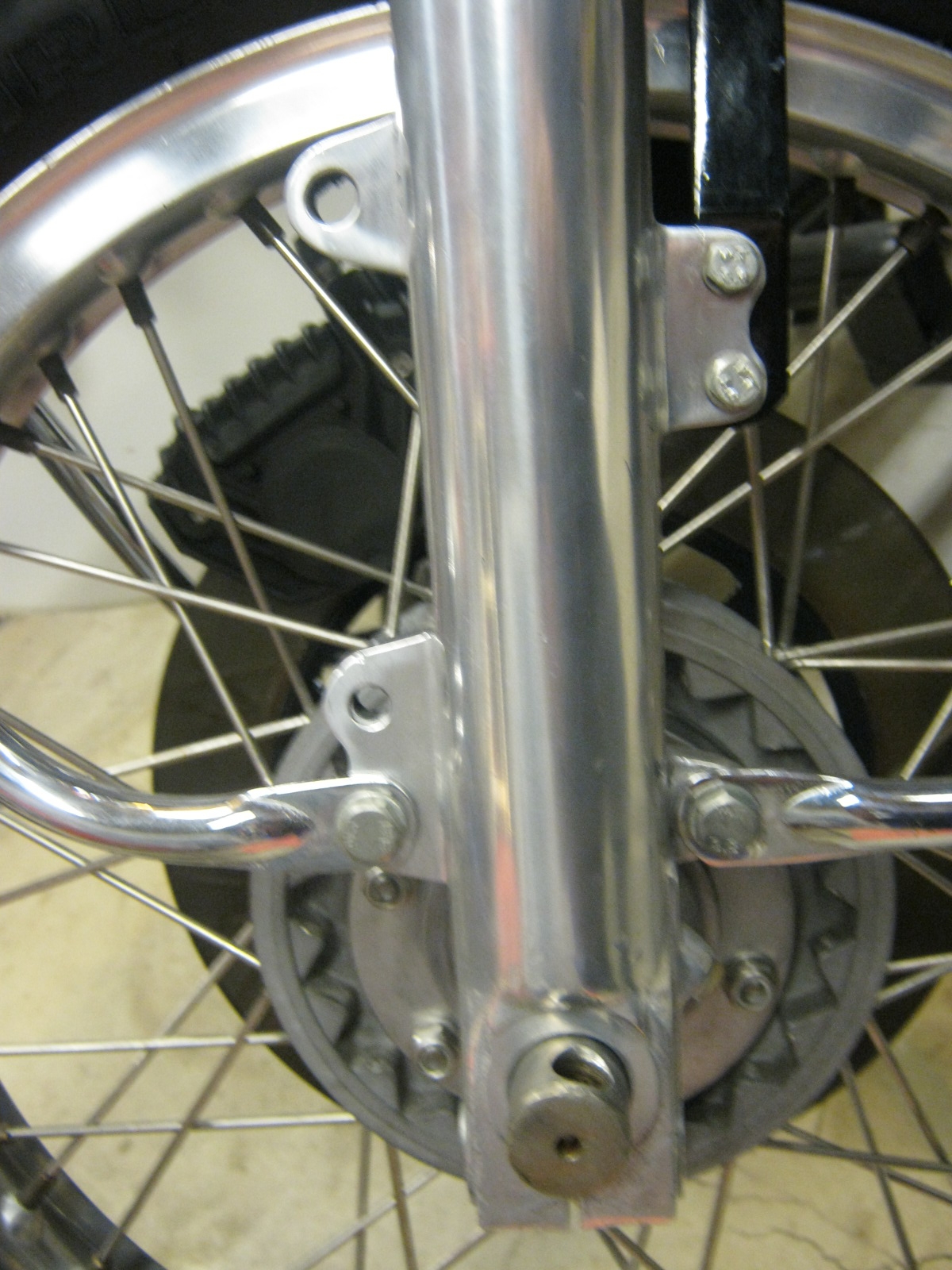 Disc brake stockish configuration. Applicable to Moto Guzzi V700, V7 Special, Ambassador, 850 GT, 850 GT California, Eldorado, and 850 California Police models.