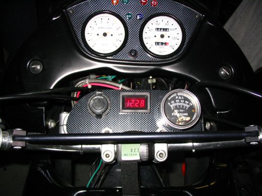 An oil pressure gauge fitted to a Moto Guzzi Quota 1100 ES.