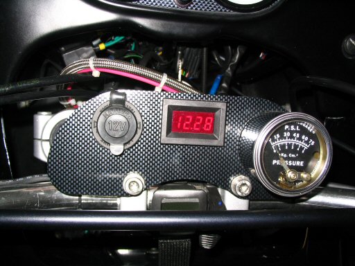 An oil pressure gauge fitted to a Moto Guzzi Quota 1100 ES.