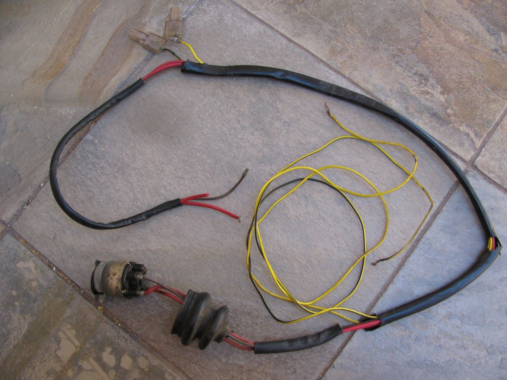 Sub-harness connecting the ignition switch to the fuse block and distribution panel. It also connects the 3 connection female spade connectors to the rear turn signals.