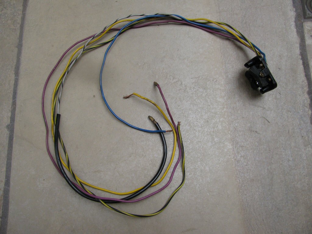 Sub-harness connecting the right handlebar switch (turn signals) to the fuse panel and the 3 connection female spade connector.